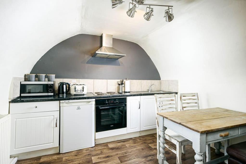 Unique 1 Bedroom Apartment-bath Apartment *