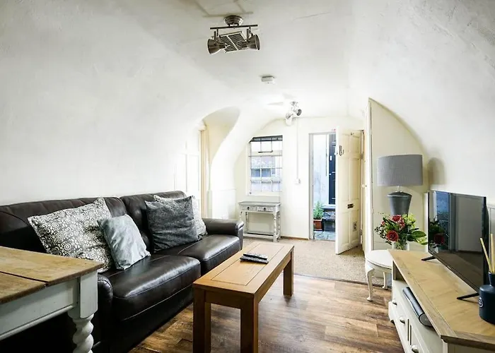 Unique 1 Bedroom Apartment-Bath