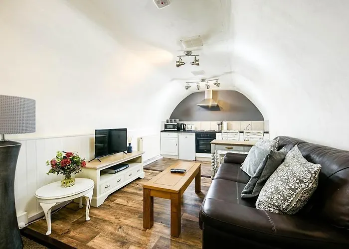 Unique 1 Bedroom Apartment-Bath