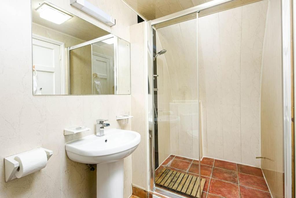 Apartamento Unique 1 Bedroom Apartment-bath